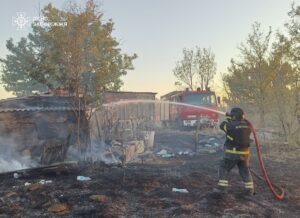 Через удари російських військ у Запорізькій області спалахнули будинок, надвірні споруди та суха трава, — ФОТО