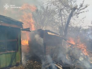 У Гуляйполі та Оріхові через обстріли ворога сталися пожежі за 90 адресами: горіли будинки та споруди, — ФОТО