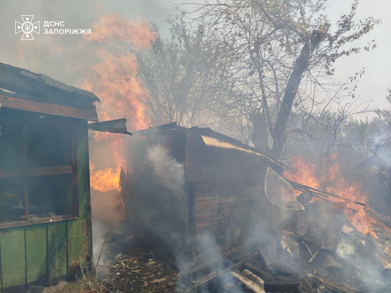 У Гуляйполі та Оріхові через обстріли ворога сталися пожежі за 90 адресами: горіли будинки та споруди, — ФОТО