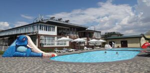 В окупованій Кирилівці загарбники масово відбирають житло і бізнес місцевих жителів