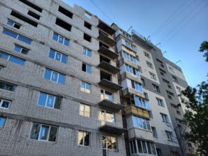 У Запоріжжі триває відбудова багатоповерхівки на вулиці Запорізькій 2-А: завершення робіт очікують восени