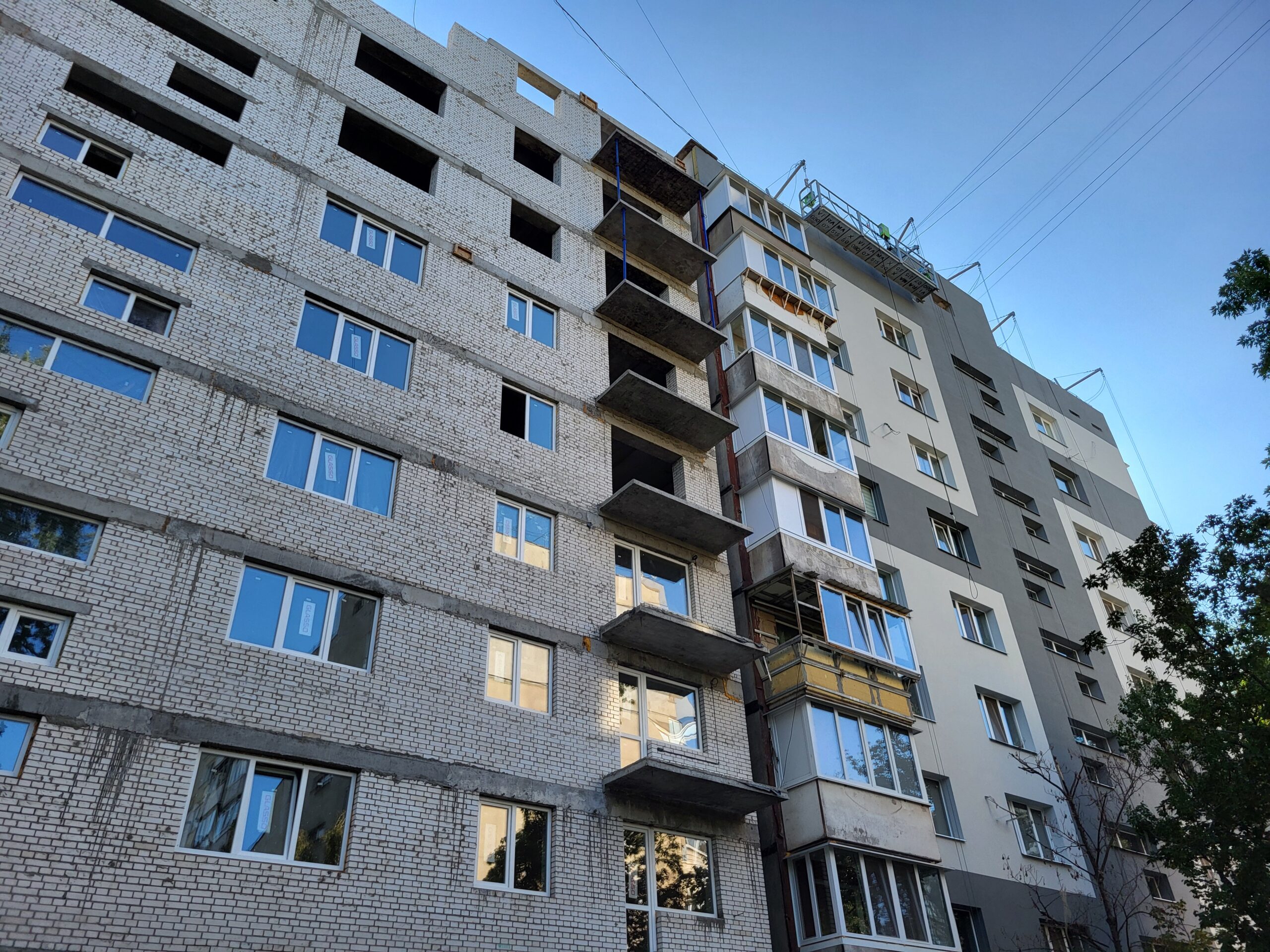 У Запоріжжі триває відбудова багатоповерхівки на вулиці Запорізькій 2-А: завершення робіт очікують восени