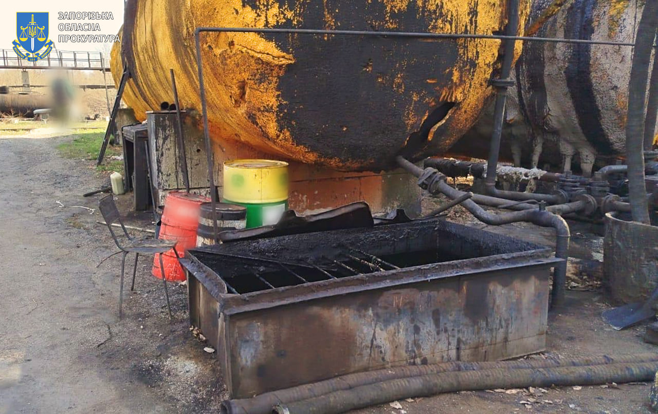Ущерб окружающей среде на полмиллиона: в Запорожье разоблачили организованную группу, которая производила фальсифицированное горючее и загрязняла землю