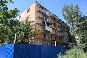 Встановлюють балконні конструкції: у Запоріжжі триває відновлення пошкодженого ворожими ударами п’ятиповерхового дому, — ФОТО