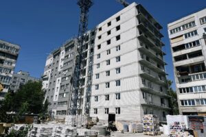 Завершили мурування стін 9-го поверху: у Запоріжжі триває відновлення пошкоджених ворогом багатоповерхівок, - ФОТО