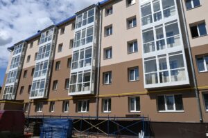 Завершують укладення плитки в санвузлах та на балконах: у Запоріжжі триває відновлення напівзруйнованої ворожим ударом п’ятиповерхівки, - ФОТО