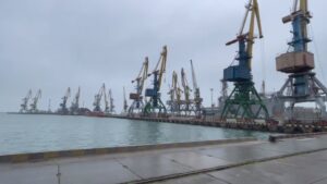 Окупанти планують удвічі збільшити вантажообіг Бердянського порту для викрадення українського зерна