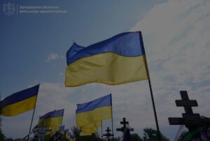 Люди ставали на коліно, побачивши колону: у Запоріжжі провели в останню путь 19 безіменних захисників України, — ФОТО, ВІДЕО