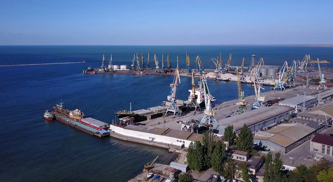 Росія використовує Бердянський порт для масштабного викрадення українського зерна