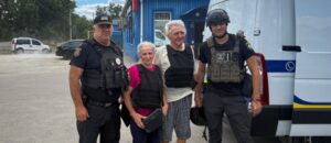 З прифронтового Приморського правоохоронці евакуювали подружжя, — ВІДЕО