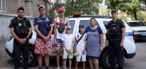 «Ми ховаємося по підвалах»: з села під Запоріжжям евакуювали родину з трьома дітьми, — ВІДЕО