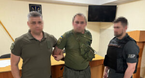 Судитимуть інспектора однієї з запорізьких колоній, який забезпечував засуджених наркотиками та телефонами, — ФОТО