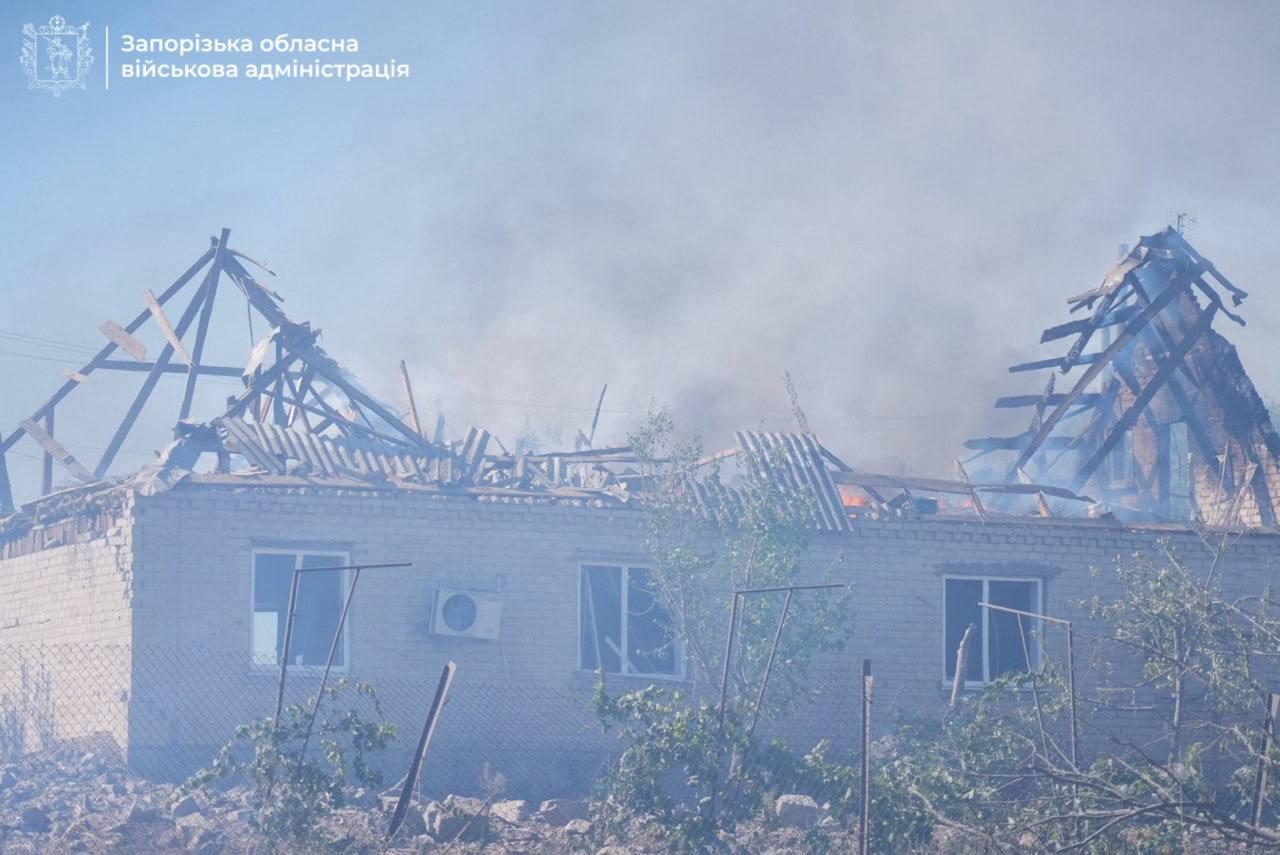 Ворог вдарив по селу Запорізького району: є поранені, пошкоджено до ста будинків, школа та амбулаторія, — ФОТО, ВІДЕО