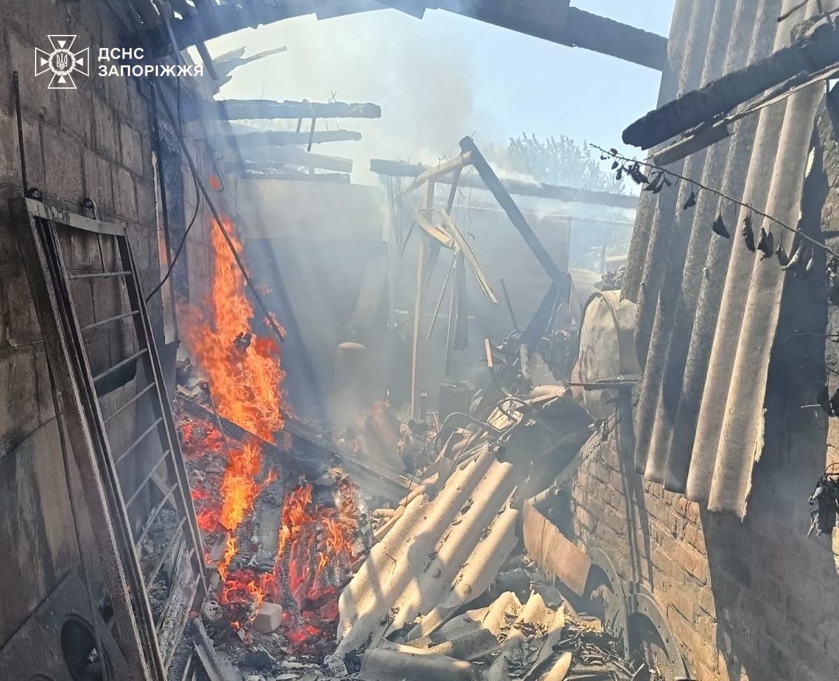 Ворог гатив по приватних будинках запорізьких міст та сіл: рятувальника показали фото пожеж, спричинених обстрілами