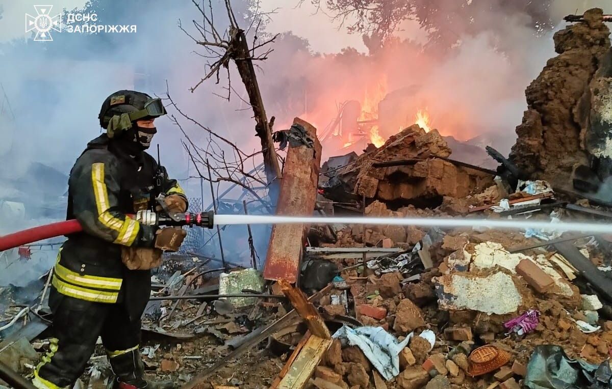 Пожар из-за вражеских обстрелов: в Запорожской области полыхали 500 квадратных метров травы и дом, где погиб мужчина, — ФОТО