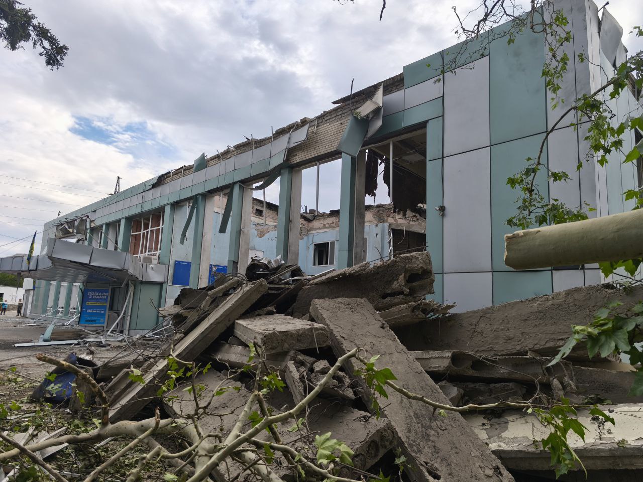 Засмічено понад 2,5 тисячі квадратних метрів території: екологи розповіли про наслідки авіаатаки на Запоріжжя 10 серпня, — ФОТО