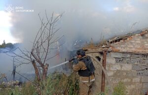 У Гуляйполі та Преображенці через російські обстріли палали будинки, — ФОТО
