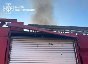 У запорізькому прифронтовому населеному пункті рятувальники потрапили під російський обстріл, — ФОТО