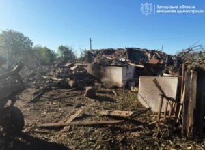 Росіяни вдарили по селищу Пологівського району: поранено двох людей 