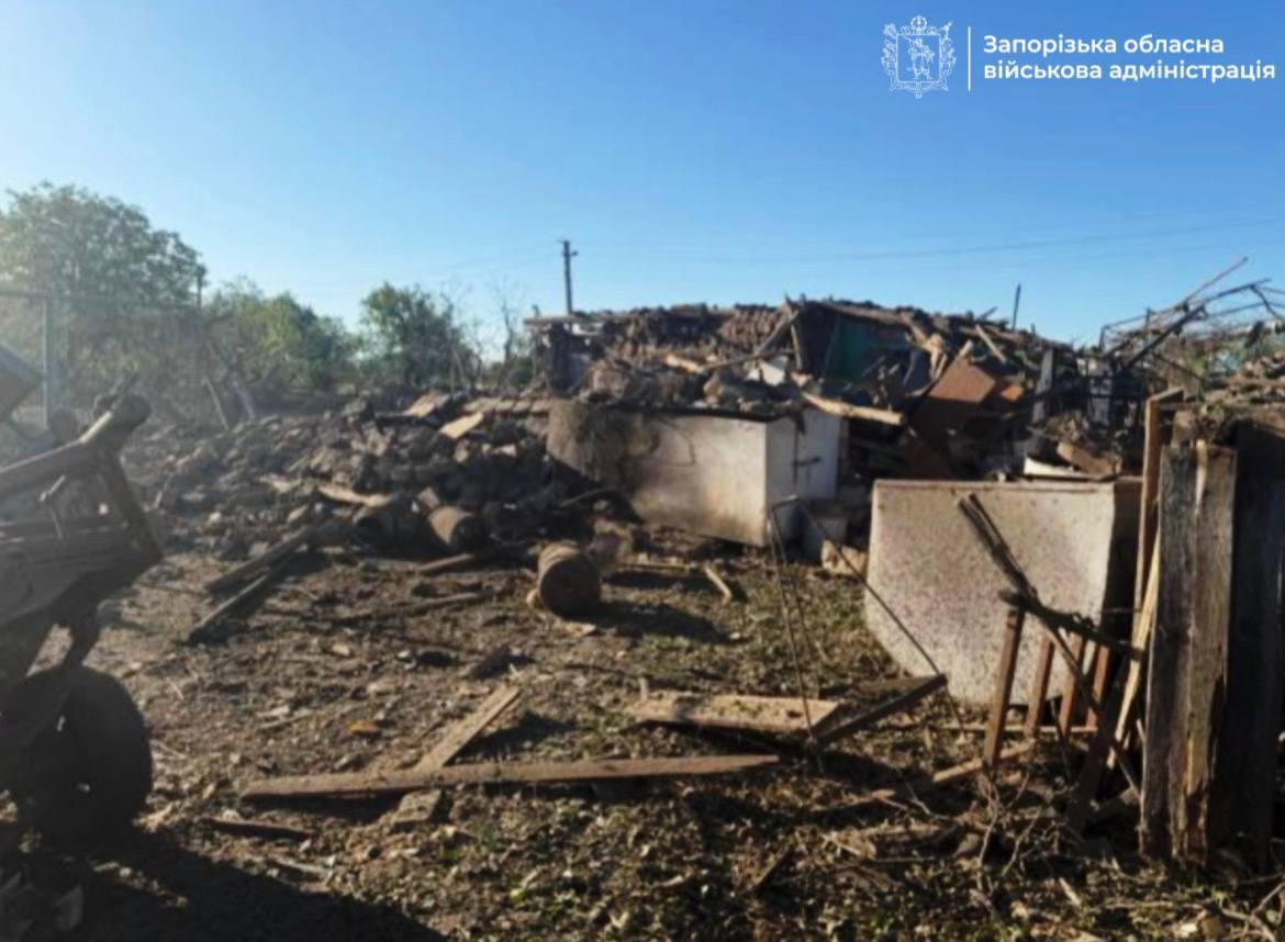 Росіяни вдарили по селищу Пологівського району: поранено двох людей 