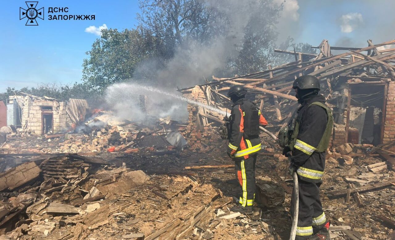 Через російські обстріли у запорізьких селах горіли будинки, трава та авто, — ФОТО