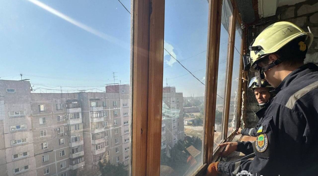 Утром враг атаковал запорожское предприятие: произошел пожар, повреждены многоэтажки, — ФОТО