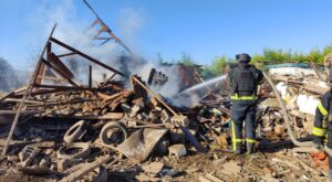 Палали гектари трави та житлові споруди: рятувальники показали наслідки ворожих ударів по Запорізькій області, — ФОТО