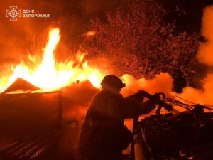 Через російські обстріли у запорізьких містах та селах сталося сім пожеж: горіли житлові будинки та споруди, — ФОТО