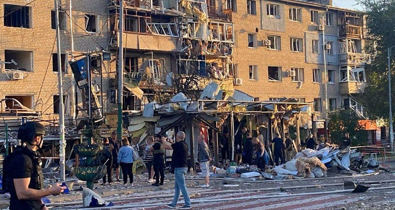 Ворог вдарив по Запоріжжю сімома ракетами та шістьма безпілотниками: атаку розслідують як воєнний злочин, — ФОТО