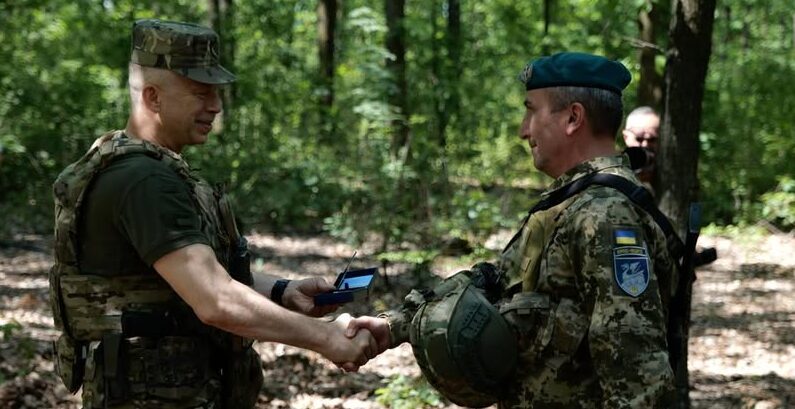 Сирський нагородив почесним нагрудним знаком мешканця Запоріжжя