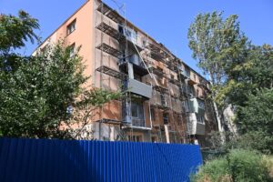 Проводять опоряджувальні роботи у квартирах: триває відновлення будинку в Запоріжжі, який двічі постраждав від ворожих обстрілів, — ФОТО