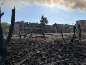 Росіяни скинули КАБи на Гуляйполе: зруйновано багатоповерхівку та пошкоджено дитячий садок, — ФОТО