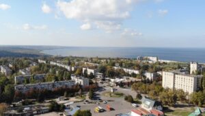 У окупованому Дніпрорудному залишилося менше 30% населення: окупанти відбирають майно і завозять росіян