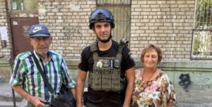 Ворожа артилерія розбила дім: з прифронтового Приморського евакуювали 62-річну жінку та її 87-річного батька, — ВІДЕО