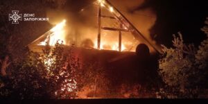Через російські обстріли у Запорізькій області палали житловий будинок та споруди, — ФОТО