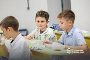 У Запоріжжі усі школярі, які навчаються офлайн, отримуватимуть безкоштовні гарячі обіди, – ФОТО, ВІДЕО
