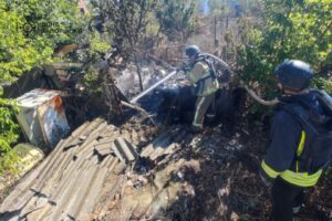 Горіли будинки та надвірні споруди: внаслідок ворожих влучань спалахнули пожежі, — ФОТО