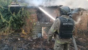 Спалахнули два житлові будинки та споруди: в Оріхові сталися пожежі через російські обстріли, — ФОТО