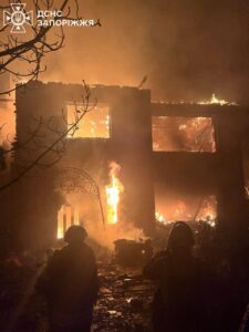 Вночі ворог бив по Запоріжжю дронами: постраждала жінка, є влучання у приватні будинки, зайнялися пожежі, — ФОТО, ВІДЕО