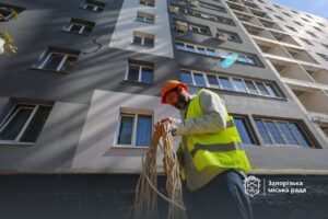 Роботи продовжуються: як проходить відновлення постраждалих від ударів будинків на вулицях Запорізькій та Якова Новицького, — ФОТО, ВІДЕО