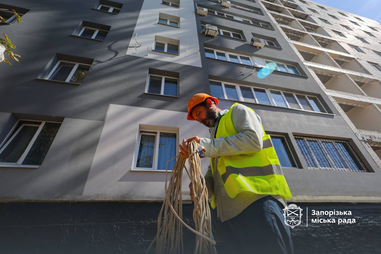 Роботи продовжуються: як проходить відновлення постраждалих від ударів будинків на вулицях Запорізькій та Якова Новицького, — ФОТО, ВІДЕО