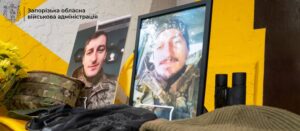 На під’їзді однієї з запорізьких багатоповерхівок з’явилась меморіальна табличка на честь полеглого захисника Олександра Докукіна, — ФОТО
