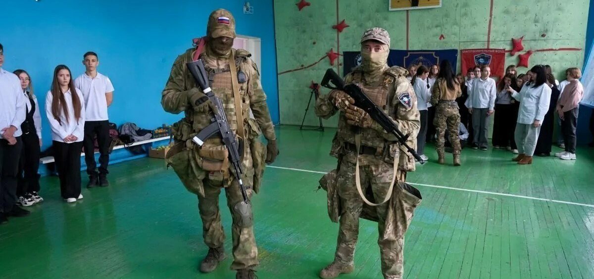 В захваченных школах на оккупированной территории российские боевики учат детей «мужеству»