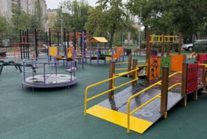 У чотирьох парках Запоріжжя будують нові інклюзивні спортивні майданчики, — ФОТО