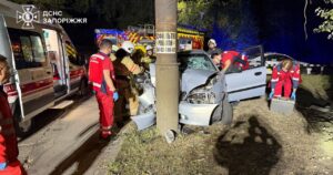 У Запоріжжі легковик влетів в електроопору: рятувальники діставали водія з понівеченого авто, — ФОТО