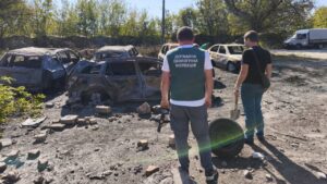Воронка та забруднена територія: екоінспектори обстежили місця ворожих ударів у Хортицькому та Шевченківському районах Запоріжжя, — ФОТО