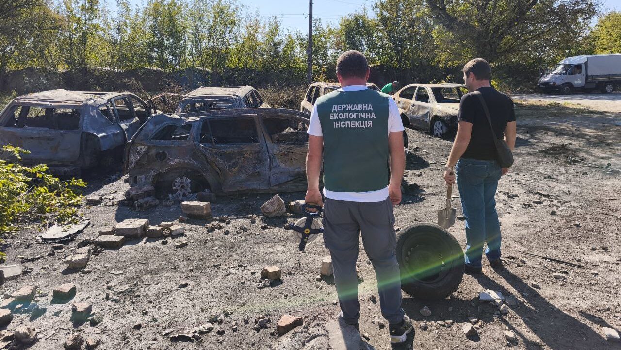 Воронка и загрязненная территория: экоинспекторы обследовали места вражеских ударов в Хортицком и Шевченковском районах Запорожья, — ФОТО