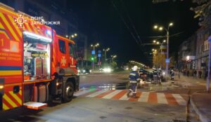 Ввечері у Запоріжжі зіштовхнулися два легковики: одна автівка загорілася, — ФОТО