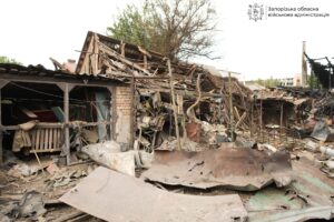 «Двір засипало склом, у повітрі стояв запах газу»: жителі Запоріжжя розповіли про нічну масовану ворожу атаку, — ФОТО, ВІДЕО