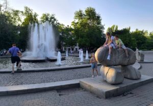 У Запоріжжі відмовилися від будівництва дитячого майданчика на площі Митців: пріоритет для міста – допомога фронту та людям